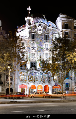 Casa Batllo di Antoni Gaudi di notte, Sito Patrimonio Mondiale dell'UNESCO, Barcellona, Spagna Foto Stock