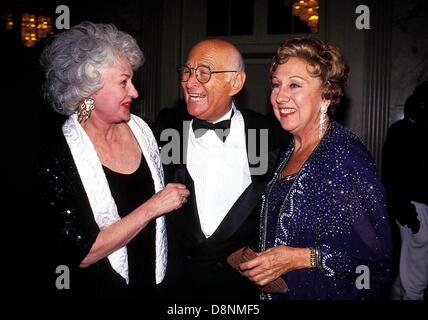 FILE FOTO - JEAN STAPLETON, il veterano del palcoscenico e del film più noto come Archie Bunker lungo sofferenza moglie Edith in seminale serie TV "tutto in famiglia", è morto venerdì 31 maggio 2013 nella sua casa di New York City. Ella era 90. Nella foto: Dicembre 30, 2005 - New York New York, Stati Uniti - Dicembre 30, 2005 - New York New York, Stati Uniti - BEA ARTHUR, NORMAN LEAR, E JEAN STAPLETON. (Credito Immagine: © Judie Burstein/Globe foto/ZUMAPRESS.com) Foto Stock