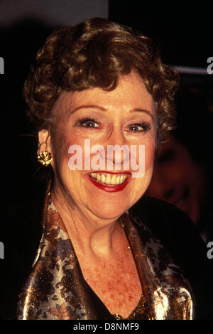 FILE FOTO - JEAN STAPLETON, il veterano del palcoscenico e del film più noto come Archie Bunker lungo sofferenza moglie Edith in seminale serie TV "tutto in famiglia", è morto venerdì 31 maggio 2013 nella sua casa di New York City. Ella era 90. Nella foto: Dicembre 15, 1996 - New York New York, Stati Uniti - JEAN STAPLETON alla premiere di 'Michael' presso il Museo di Arte Moderna. (Credito Immagine: © Kelly Giordania/Globe foto/ZUMAPRESS.com) Foto Stock