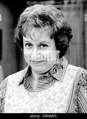 FILE FOTO - JEAN STAPLETON, il veterano del palcoscenico e del film più noto come Archie Bunker lungo sofferenza moglie Edith in seminale serie TV "tutto in famiglia", è morto venerdì 31 maggio 2013 nella sua casa di New York City. Ella era 90. Nella foto: 1 gennaio, 1971 - Los Angeles, California, Stati Uniti - JEAN STAPLETON come Edith Bunker in un ancora non datata da "tutto in famiglia." (credito Immagine: © Globo foto/ZUMAPRESS.com) Foto Stock