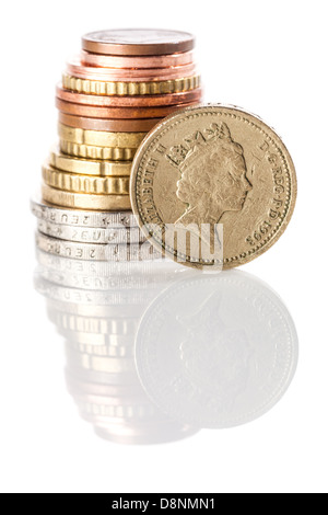 British pound coin sulla pila di euro e centesimi di euro su bianco superficie riflettente Foto Stock