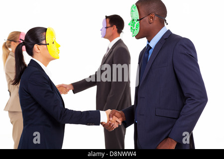 La gente di affari con maschera handshake su bianco Foto Stock