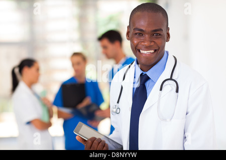 Bello African American healthcare lavoratore con i computer tablet Foto Stock