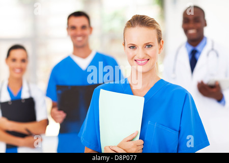 Piuttosto medico e infermiere i colleghi in ospedale Foto Stock