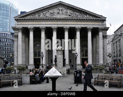 Il Royal Exchange di Londra, con gente seduta al di fuori e un imprenditore passando sul suo telefono cellulare. Inghilterra, Regno Unito. Foto Stock