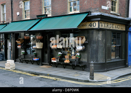 Il vecchio negozio, Verde & Co. Ltd, delicatessen, opposta Spitalfields Market, East London, England, Regno Unito. Foto Stock