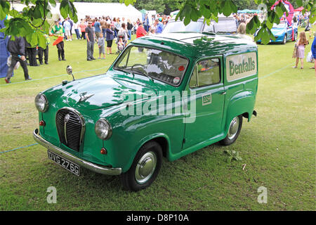 Molesey Carnevale, Surrey, Regno Unito. Sabato 1 Giugno 2013. Austin A35 van dipinte in livrea della Bentalls, un grande magazzino e centro shopping nelle vicinanze di Kingston upon Thames. Altre foto di Molesey Carnevale degli anni precedenti sul sito principale. Foto Stock