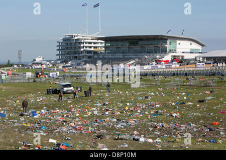 Epsom Surrey, Regno Unito. 2 Giugno, 2013. Il chiaro dopo la giornata di Derby. La lettiera e sacchi di rifiuti può essere visto in tutto il mondo dopo il Derby la folla hanno lasciato. Un massiccio chiaro il funzionamento sarà messo intp luogo per ottenere la zona spettatore torna alla normalità. Alcuni di chiarire fino in fondo le squadre possono essere visti fare un inizio. Credito: Colin Hutchings/Alamy Live News Foto Stock