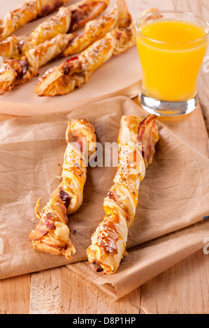 Gourment bastoni con pancetta e formaggio Foto Stock