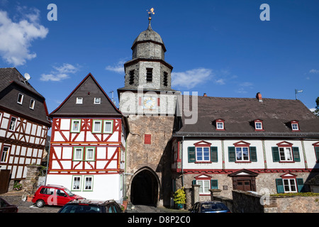 La chiesa, Palais Hartleben, Burgtor cancello di Castello, Braunfels, Marktplatz Square con tipiche case a graticcio, Braunfels, Hesse, Germania Foto Stock