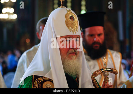 Atene, Grecia. Il 1 giugno, 2013. Patriarca ortodosso russo Kirill mi assiste una liturgia presso la chiesa di Saint Panteleimonas in Atene. Patriarca di Mosca e di tutta la Rus' Kirill I, è in Grecia per una 7 giorni di visita ufficiale. Credito: ARISTIDIS VAFEIADAKIS/Alamy Live News Foto Stock