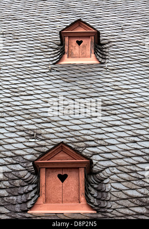 Dormer in un tetto di ardesia, ante con cuore, Germania, Europa Foto Stock