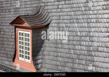 Dormer in un tetto di ardesia, Germania, Europa Foto Stock