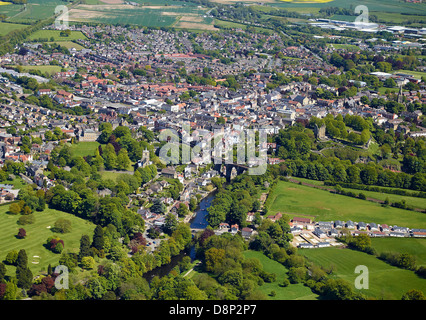 Knaresborough, North Yorkshire, nell'Inghilterra del nord che mostra il fiume Nidd center in primo piano. Foto Stock