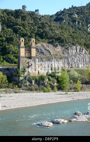 Rovine, rovine o resti del ponte sospeso Mirabeau sul fiume Durance e Valle Provenza Francia Foto Stock