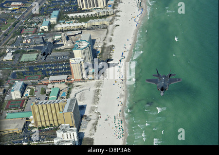 US Air Force F-35un fulmine II stealth fighter aeromobile assegnati alla 58th Fighter Squadron a Eglin Air Force Base di sorvolare la costa 16 Maggio 2013 a Fort Walton Beach, FL. Foto Stock