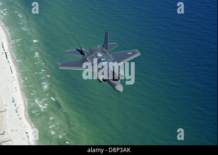 US Air Force F-35un fulmine II stealth fighter aeromobile assegnati alla 58th Fighter Squadron a Eglin Air Force Base di sorvolare la costa 16 Maggio 2013 a Fort Walton Beach, FL. Foto Stock