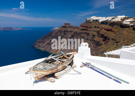 Barca su un tetto a Firostefani vicino a Fira Santorini in Grecia. In fondo è Skaros Rock a Imerovigli. Foto Stock