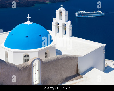 Cupola blu chiesa a Firostefani vicino a Fira a Thira isola Santorini Grecia Foto Stock