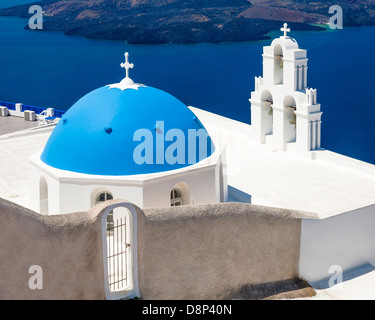 Cupola blu chiesa a Firostefani vicino a Fira a Thira isola Santorini Grecia Foto Stock