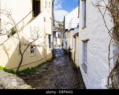 Vista tra i pittoreschi cottage del vapore che passa attraverso il villaggio di Polperro Cornwall Inghilterra REGNO UNITO Foto Stock