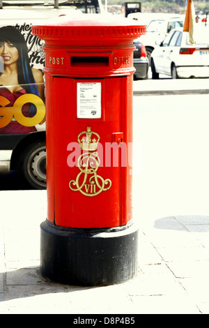 Un raro Re Edoardo VII red post box sul lungomare di Sliema, malta. Il re Edoardo VII vissuto 1841-1910 Foto Stock