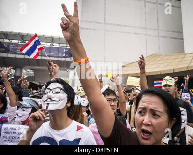 Bangkok, Tailandia. 2 Giugno, 2013. Anti governo manifestanti, molti indossando Guy Fawkes maschere, in Bangkok. La cosiddetta maschera bianca dimostranti sono forti sostenitori della monarchia tailandese. Circa 300 persone che indossano la maschera di Guy Fawkes popularized tramite il filmato ''V per Vendetta'' e anonimo, l'hacker' group, hanno marciato attraverso il centro di Bangkok domenica chiedendo le dimissioni del Primo Ministro Yingluck Shinawatra. Essi sostengono che Yingluck agisce come un fantoccio per il suo fratello, ex primo ministro Thaksin Shinawatra, che fu deposto da un colpo di stato militare nel 2006 e ora vive in esilio in Dubai. (Cre Foto Stock