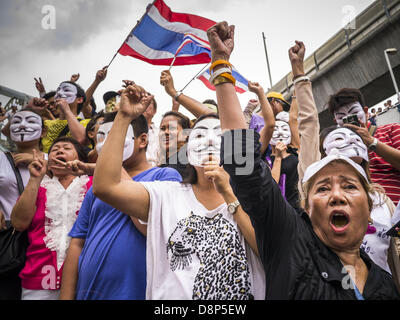 Bangkok, Tailandia. 2 Giugno, 2013. Governo anti-manifestanti cantare del re inno durante una manifestazione di protesta contro il governo del incumbent in Bangkok. La cosiddetta maschera bianca dimostranti sono forti sostenitori della monarchia tailandese. Circa 300 persone che indossano la maschera di Guy Fawkes popularized tramite il filmato ''V per Vendetta'' e anonimo, l'hacker' group, hanno marciato attraverso il centro di Bangkok domenica chiedendo le dimissioni del Primo Ministro Yingluck Shinawatra. Essi sostengono che Yingluck agisce come un fantoccio per il suo fratello, ex primo ministro Thaksin Shinawatra, che fu deposto da un colpo di stato militare in 2 Foto Stock