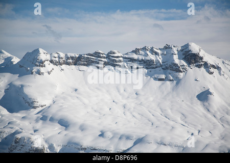 Montagne coperte di neve in morillon, Francia, sulle Alpi francesi Foto Stock