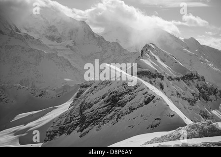 Montagne coperte di neve in morillon, Francia, sulle Alpi francesi Foto Stock