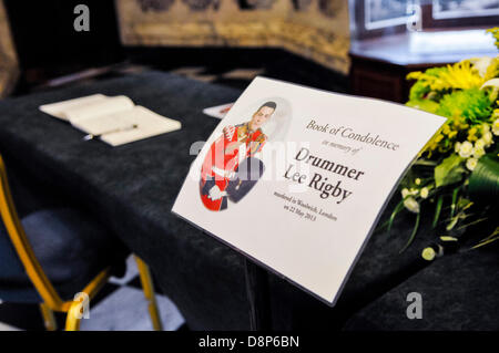 Belfast, Irlanda del Nord. 2 giugno 2013 un libro di condoglianze è aperto per il batterista Lee Rigby. Credito: Stephen Barnes/Alamy Live News Foto Stock