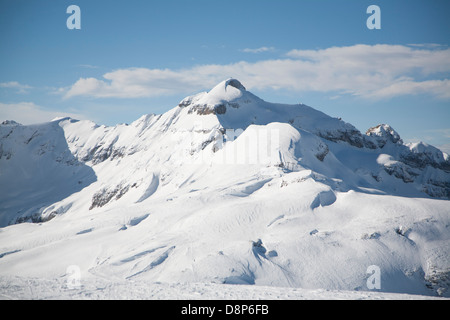 Montagne coperte di neve in morillon, Francia, sulle Alpi francesi Foto Stock