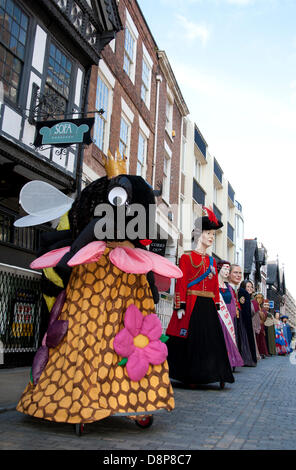 Chester, Regno Unito 2 Giugno, 2013. Chester è il Carnevale dei giganti che segna il sessantesimo anniversario della sua maestà della incoronazione anno. 60 caratteri giganti sono stati creati da esperti di Chester città gigante. I Giganti e le loro squadre celebrare Elizabeth II per il Giubileo incoronazione con il tema di bug per evidenziare la situazione di umile Bumble Bee. Credito: Conrad Elias/Alamy Live News Foto Stock