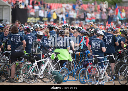 Londra, Regno Unito. 2 Giugno, 2013. La guida in linea per gli eroi della carità Hero Ride 2013 termina alla sfilata delle Guardie a Cavallo. Credito: Malcolm Park/Alamy Live News Foto Stock