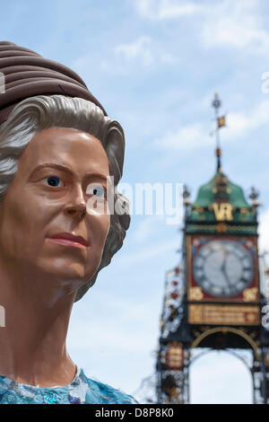 Chester, Regno Unito. 2 Giugno 2013. Beehive gigante e porta est Chester, il Gigante Festival che celebra Elizabeth II per il Giubileo incoronazione.Il tema di quest anno è bug! Mettendo in evidenza la situazione di umile Bumble Bee. Foto Stock