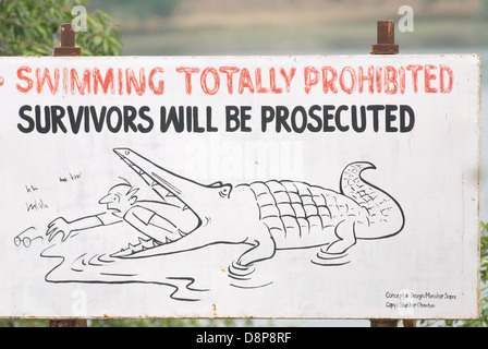 Il coccodrillo o il mugger alligator presso la rinomata Andhari Tadoba  Riserva della Tigre a Chandrapur cartoon turisti di avvertimento Foto stock  - Alamy