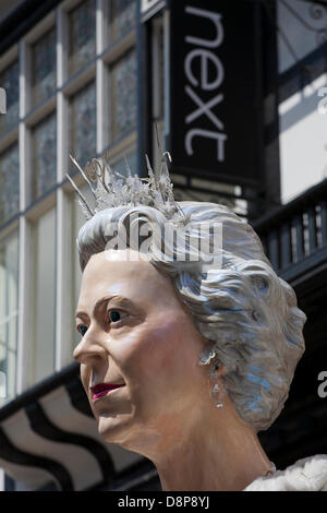 Chester, Regno Unito. 2 Giugno 2013. Segno successivo e la Regina Elisabetta II presso il Chester Festival Gigante, celebrando Elizabeth II per il Giubileo incoronazione.Il tema di quest anno è bug! Mettendo in evidenza la situazione di umile Bumble Bee. Credito: Cernan Elias/Alamy Live News Foto Stock