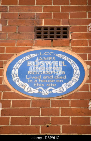 London County council targa blu segna il sito di una casa del biografo James Boswell, Fitzrovia, Londra, Inghilterra Foto Stock