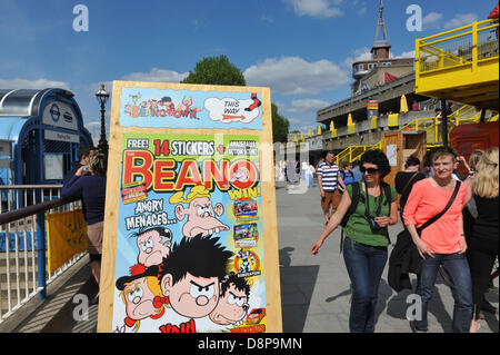 Southbank Centre di Londra, Regno Unito. 2 Giugno 2013. La gente a piedi passato un poster per Beanotown, una festa dei bambini il fumetto. Beanotown nella Southbank Centre di Londra, 'Beanotown è la casa di Dennis la minaccia e Gnasher, Bash Street Kids, Minnie the Minx, Roger Dodger, oltre a tutte le altre fumetto superstars del beano". Beanotown è su dal 31 maggio al 8 settembre. Credito: Matteo Chattle/Alamy Live News Foto Stock