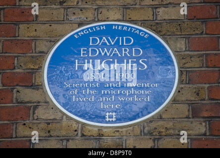 English Heritage targa blu segnando una casa dello scienziato e inventore, David Edward Hughes, Fitzrovia, Londra, Inghilterra Foto Stock