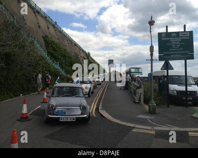 Brighton Regno Unito. 2 Giugno 2013. Centinaia di Mini automobili vecchie e nuove, arrivano sul lungomare di Brighton. L'impostazione off da Crystal Palace Park, Londra, 2100 minis, vecchi e nuovi, guidare lungo la A23 prima dell'assemblaggio al fine di Madeira Park lungomare, Brighton, come parte dell'annuale Londra a Brighton Mini run. Credito: Graham Hush/Alamy Live News Foto Stock