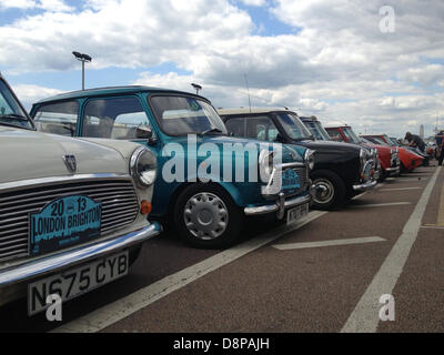 Brighton Regno Unito. 2 Giugno 2013. Centinaia di Mini automobili vecchie e nuove, arrivano sul lungomare di Brighton. L'impostazione off da Crystal Palace Park, Londra, 2100 minis, vecchi e nuovi, guidare lungo la A23 prima dell'assemblaggio al fine di Madeira Park lungomare, Brighton, come parte dell'annuale Londra a Brighton Mini run. Credito: Graham Hush/Alamy Live News Foto Stock