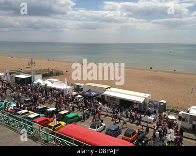 Brighton Regno Unito. 2 Giugno 2013. Centinaia di Mini automobili vecchie e nuove, arrivano sul lungomare di Brighton. L'impostazione off da Crystal Palace Park, Londra, 2100 minis, vecchi e nuovi, guidare lungo la A23 prima dell'assemblaggio al fine di Madeira Park lungomare, Brighton, come parte dell'annuale Londra a Brighton Mini run. Credito: Graham Hush/Alamy Live News Foto Stock