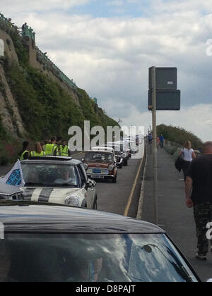 Brighton Regno Unito. 2 Giugno 2013. Centinaia di Mini automobili vecchie e nuove, arrivano sul lungomare di Brighton. L'impostazione off da Crystal Palace Park, Londra, 2100 minis, vecchi e nuovi, guidare lungo la A23 prima dell'assemblaggio al fine di Madeira Park lungomare, Brighton, come parte dell'annuale Londra a Brighton Mini run. Credito: Graham Hush/Alamy Live News Foto Stock