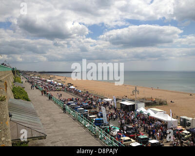 Brighton Regno Unito. 2 Giugno 2013. Centinaia di Mini automobili vecchie e nuove, arrivano sul lungomare di Brighton. L'impostazione off da Crystal Palace Park, Londra, 2100 minis, vecchi e nuovi, guidare lungo la A23 prima dell'assemblaggio al fine di Madeira Park lungomare, Brighton, come parte dell'annuale Londra a Brighton Mini run. Credito: Graham Hush/Alamy Live News Foto Stock