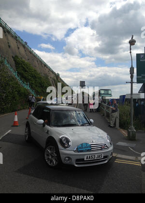 Brighton Regno Unito. 2 Giugno 2013. Centinaia di Mini automobili vecchie e nuove, arrivano sul lungomare di Brighton. L'impostazione off da Crystal Palace Park, Londra, 2100 minis, vecchi e nuovi, guidare lungo la A23 prima dell'assemblaggio al fine di Madeira Park lungomare, Brighton, come parte dell'annuale Londra a Brighton Mini run. Credito: Graham Hush/Alamy Live News Foto Stock