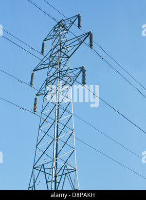 Elettricità pilone o torre di trasmissione parte della rete nazionale contro un cielo blu Foto Stock