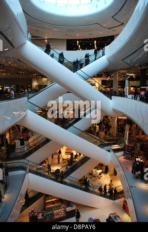 Banca di scale mobili all'interno di magazzini Selfridges Bullring Birmingham Foto Stock