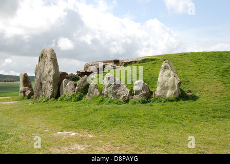 West Kennet Long Barrow Avebury Silbury Wiltshire, Inghilterra Foto Stock