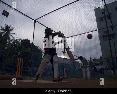 1 ottobre, 2012 - Bangalore, Karnataka, India - un giovane cricketer giocatori prassi a cricket academy a Bangalore, nello stato del Karnataka in India meridionale (credito Immagine: © David H. pozzetti/ZUMAPRESS.com) Foto Stock
